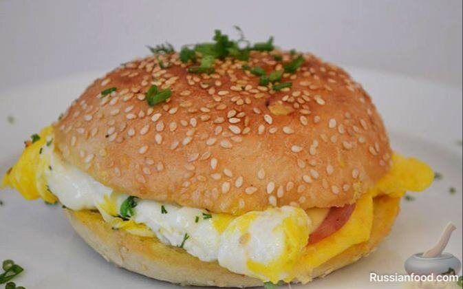 Неожиданный завтрак: за 5 минут — бутерброд с яйцом