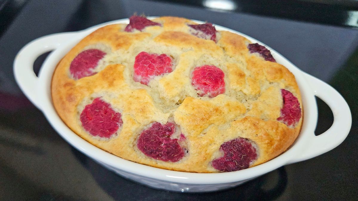 Вкусный и полезный завтрак: запеченная овсянка с ягодами