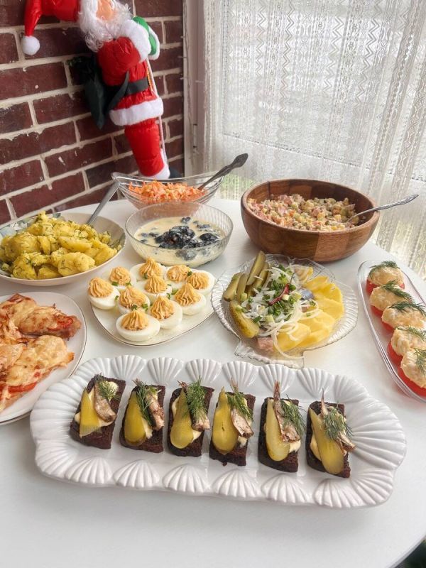 Вкусный новогодний стол за 1940 рублей: проверенные рецепты из прошлого