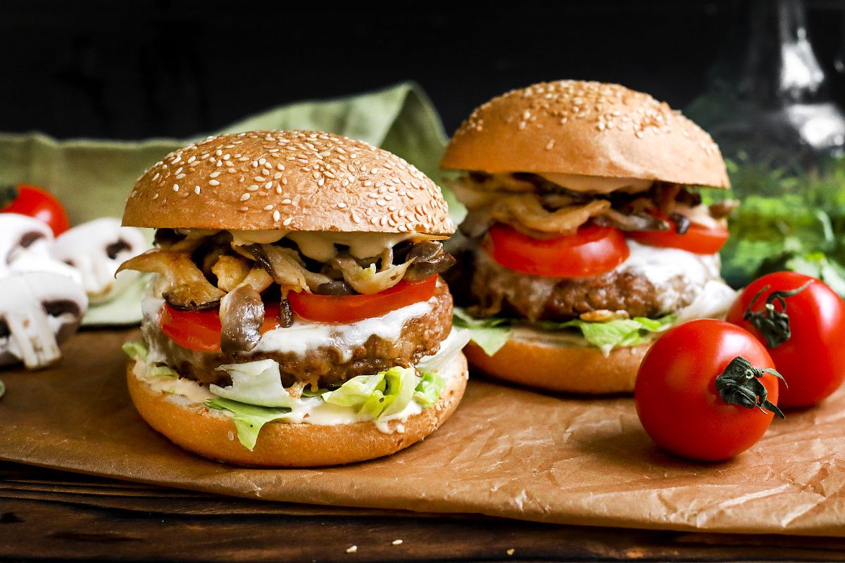 Рецепт вегетарианского бургера «Грибная поляна» с растительной котлетой и моцареллой