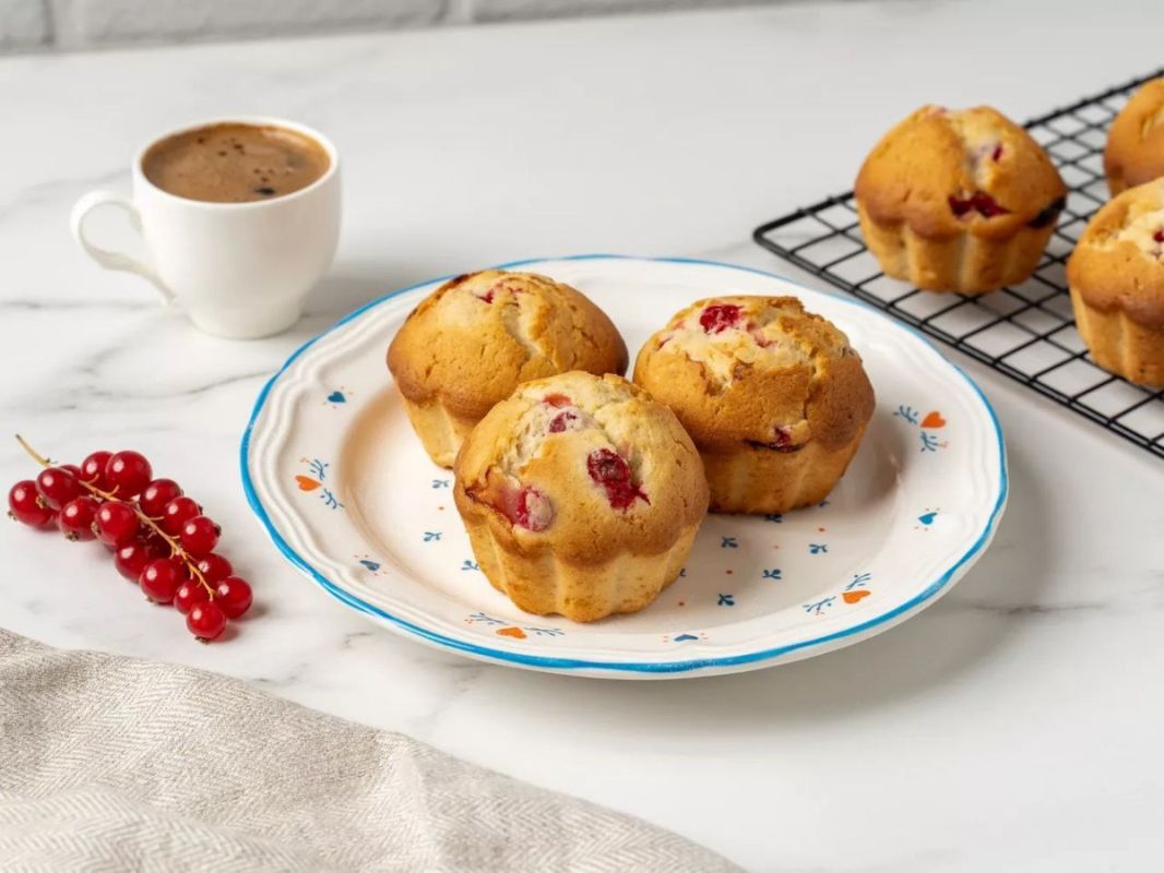 Нежные маффины с красной смородиной: кислинка и сочность в каждой порции
