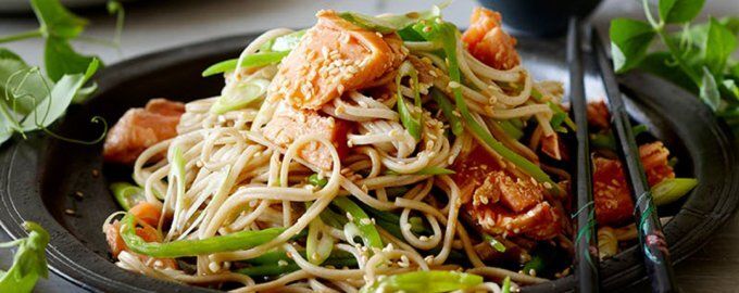 Гречневая лапша соба с лососем и маринованной редькой — спокойный взгляд на простоту вкуса