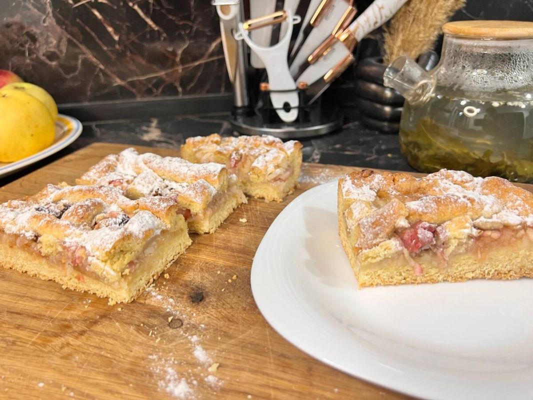 Осенний яблочный пирог с орехами для тихого чаепития