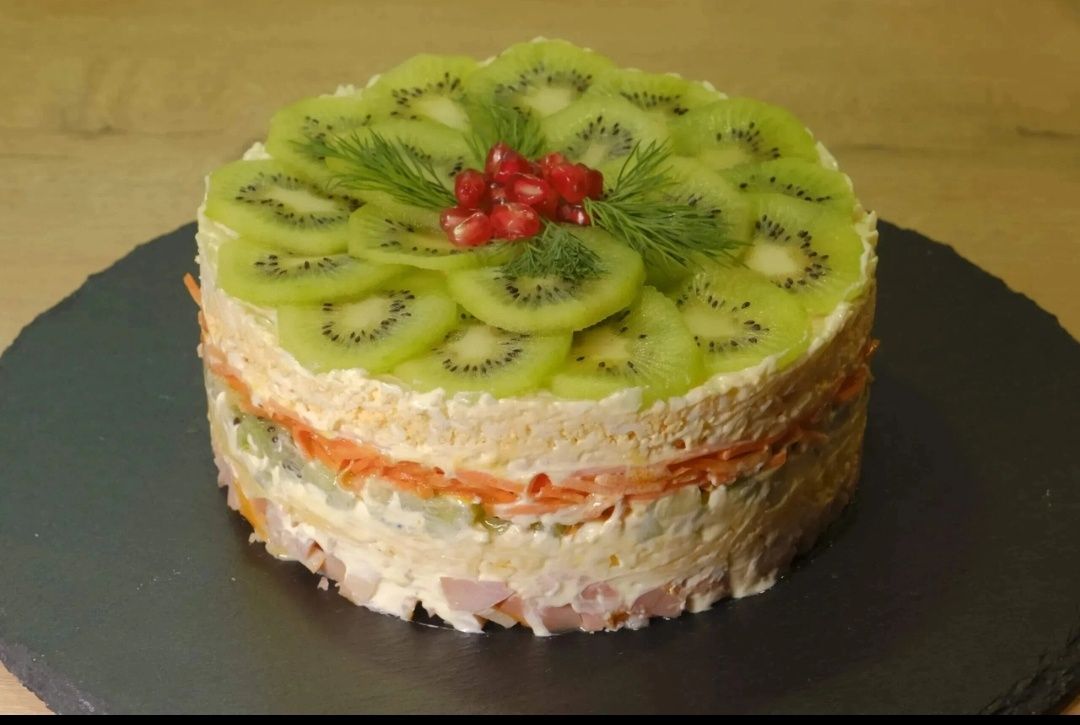 Вдохновляющий салат с киви и копчёной курицей