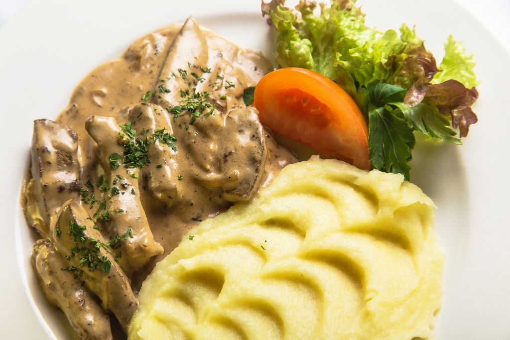 Картофельное пюре с говяжьей печенью в сливочном соусе: простой уютный обед