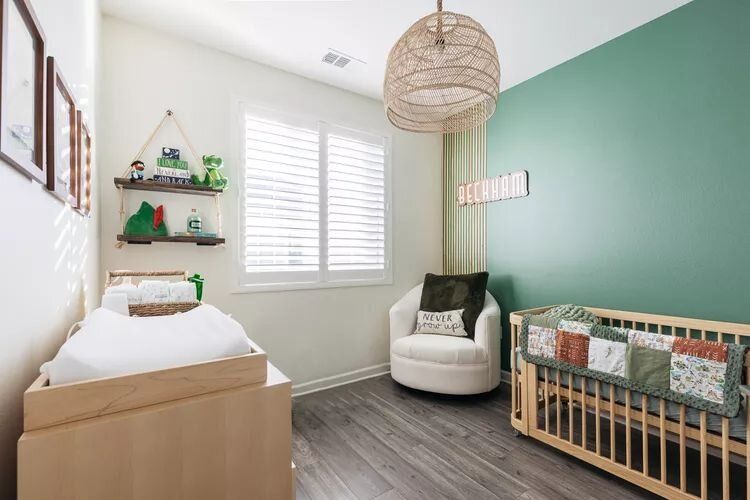 Зеленый цвет в интерьере: свежий взгляд на создание уютной спальни в 2025 году