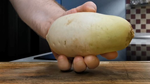 Вкусные зимние салаты из редьки: три рецепта, которые удивят ваш стол