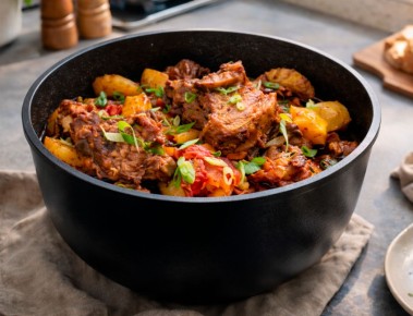 Вкусное жаркое из свиных ребрышек: простой и сытный рецепт