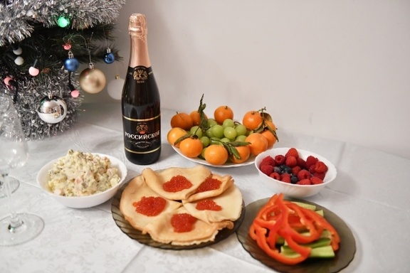 Нутрициологи рекомендуют начинать новогодние праздники с первой тарелки пораньше