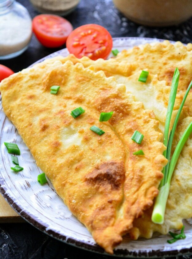 Восхитительные чебуреки с куриным мясом и сыром для настоящих гурманов