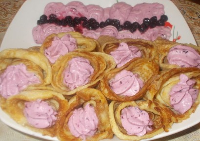 Нежные тыквенные блины с ягодным кремом: идеальное лакомство на завтрак