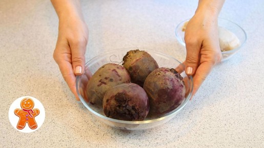 Салат со свеклой: вкусный и сытный ужин за считанные минуты