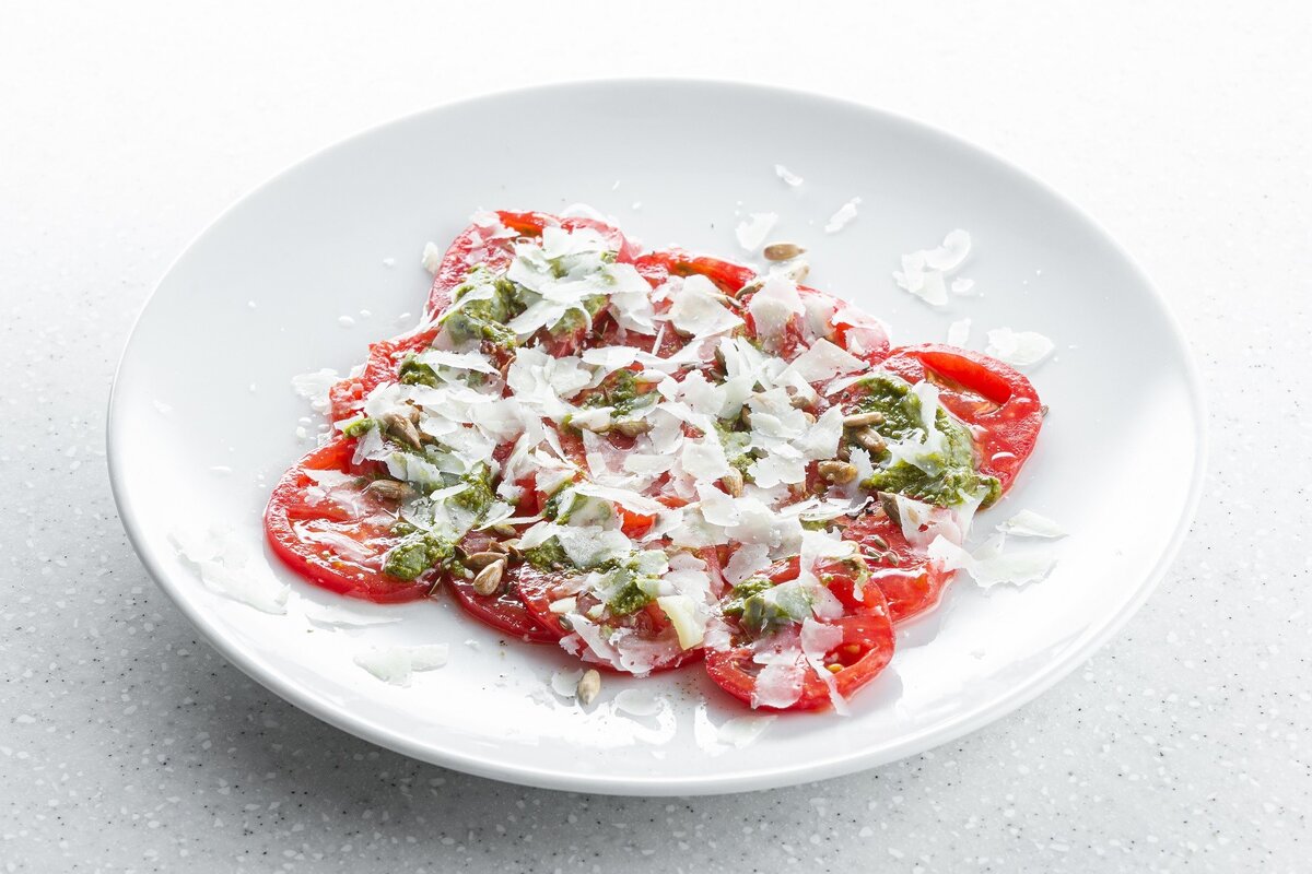 Новый взгляд на классический капрезе: свежие томаты с овечьим сыром и щавелевым песто