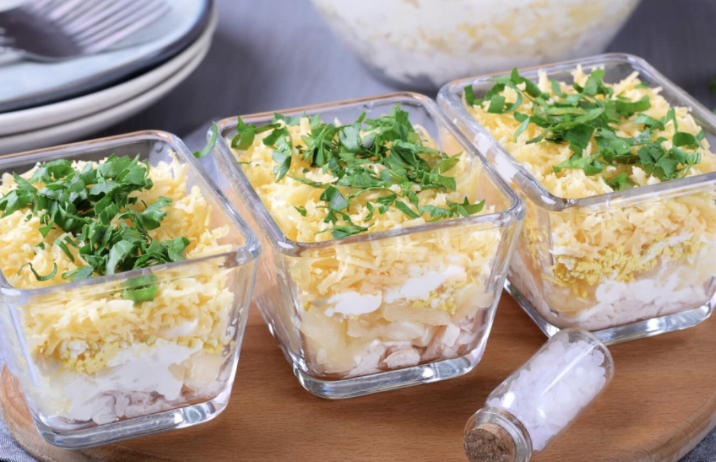 Три восхитительных салата с курицей для любого стола