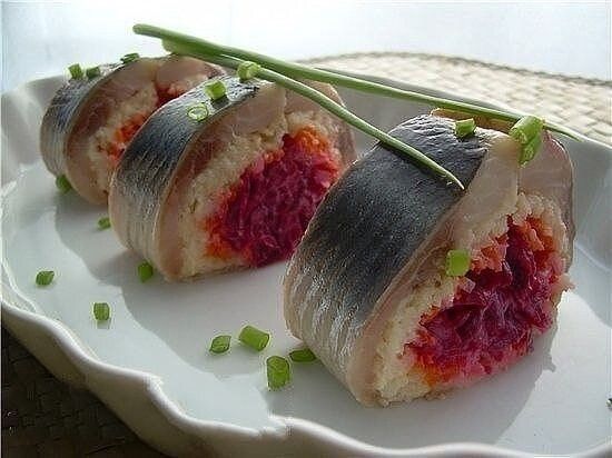 Творческий подход к классическим закускам: рулетики 'Селедка с шубой'