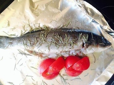 Гурманам на заметку: сибас, запеченный с томатами