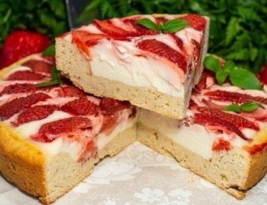 Удивительный песочный пирог с клубникой, который стоит попробовать