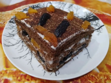 Необычный шоколадный торт с кремом и сухофруктами для угощения