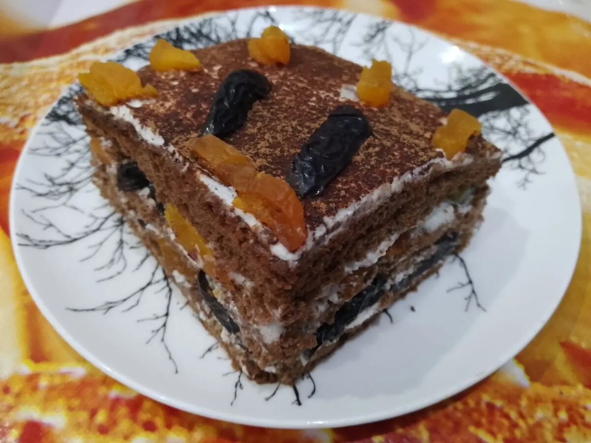 Необычный шоколадный торт с кремом и сухофруктами для угощения