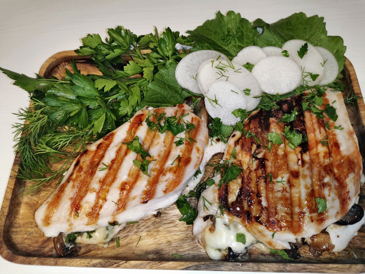 Кулинарный шедевр на гриле: куриные кармашки с грибами и моцареллой