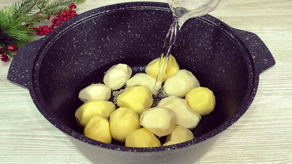 Необычный способ запечь картошку с чесноком: простота и вкус на высшем уровне