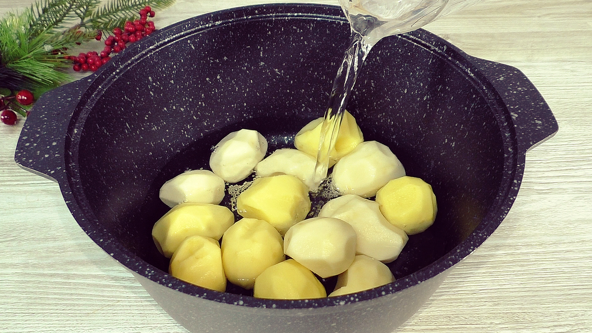 Необычный способ запечь картошку с чесноком: простота и вкус на высшем уровне