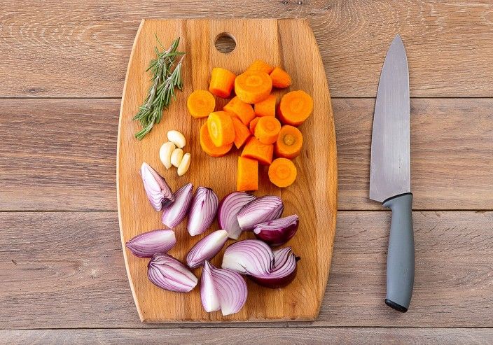 Ростбиф тендерлойн с соусом из лесной клюквы и золотистым беби-картофелем