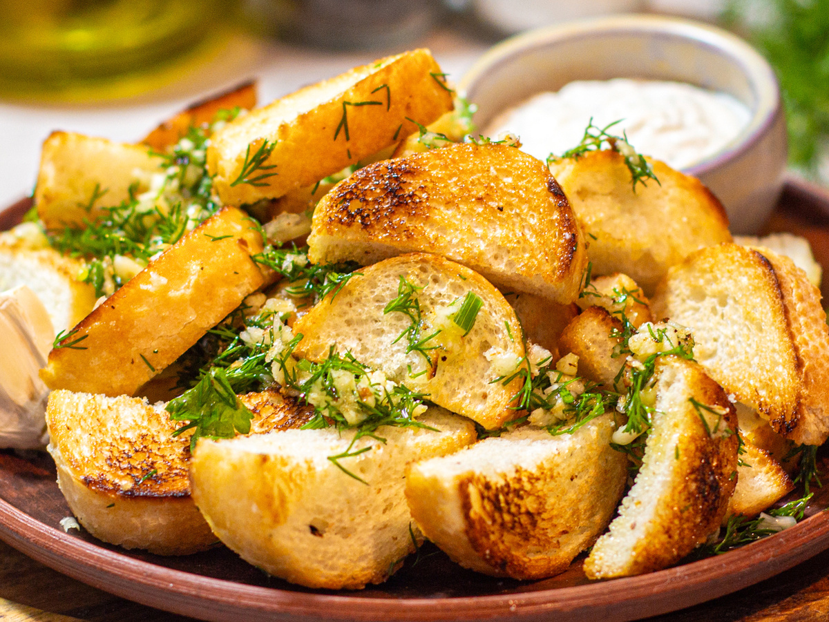 Гренки, которые изменят ваше представление о закуске: заправка, которую вы не забудете