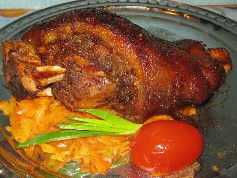 Сочный кусочек счастья: свиная рулька, запеченная в духовке