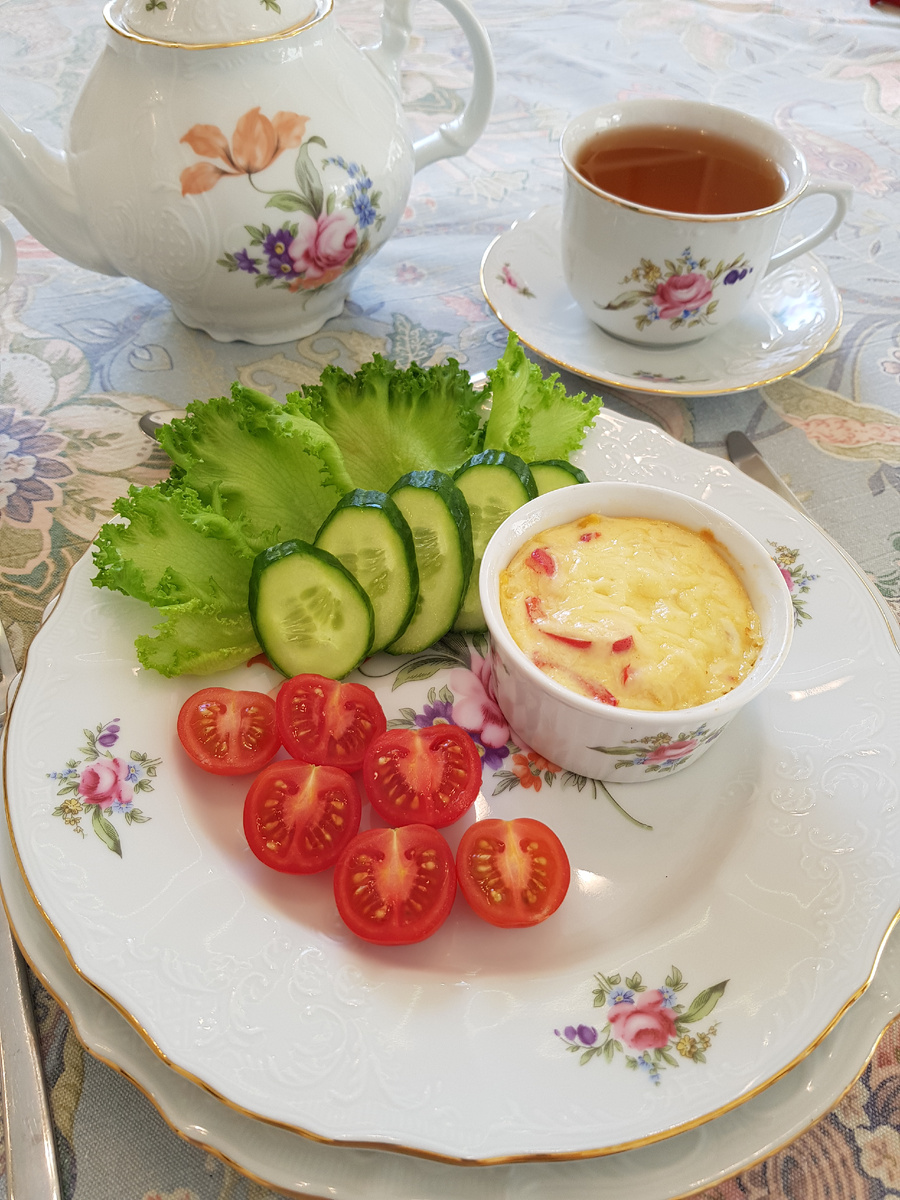 Сырный омлет с курицей и перцами