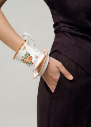 Модный чаяный аксессуар от Moschino