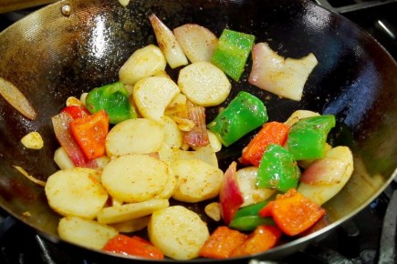 Ароматный картофель с пряностями: просто и вкусно