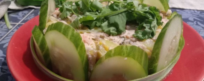 Изысканный рыбный салат с семгой и маринованными огурчиками: простой рецепт для каждого