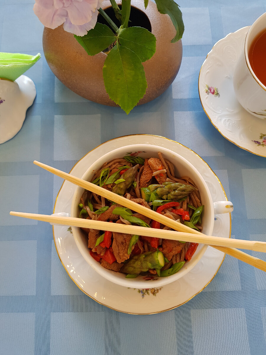 Собрание вкусов: японская лапша соба с овощами и свининой