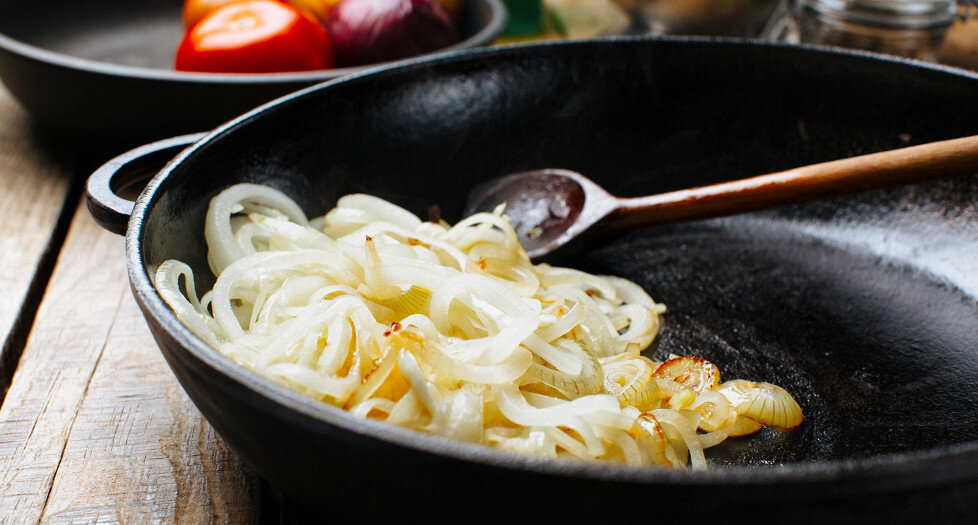 Искусство жарки лука: секреты мастерства на кухне