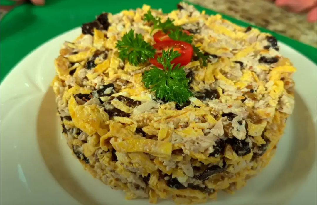 Необычный салат, который покорит ваши сердца: уникальный рецепт с изюминкой