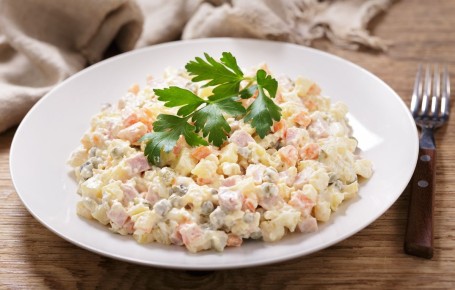 Сколько на самом деле хранится оливье: мнение эксперта