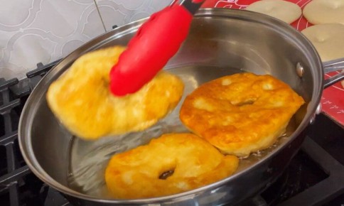 Тесто как облако: сытный рецепт для всей семьи за 10 минут