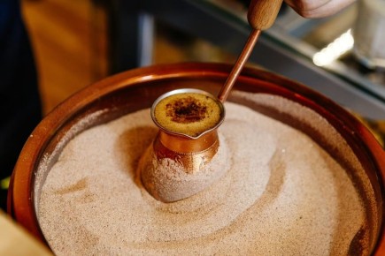 Кофе на песке: Искусство, Превращающее Каждого в Бариста