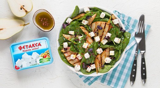 Пикантный салат с грушами и фетаксой