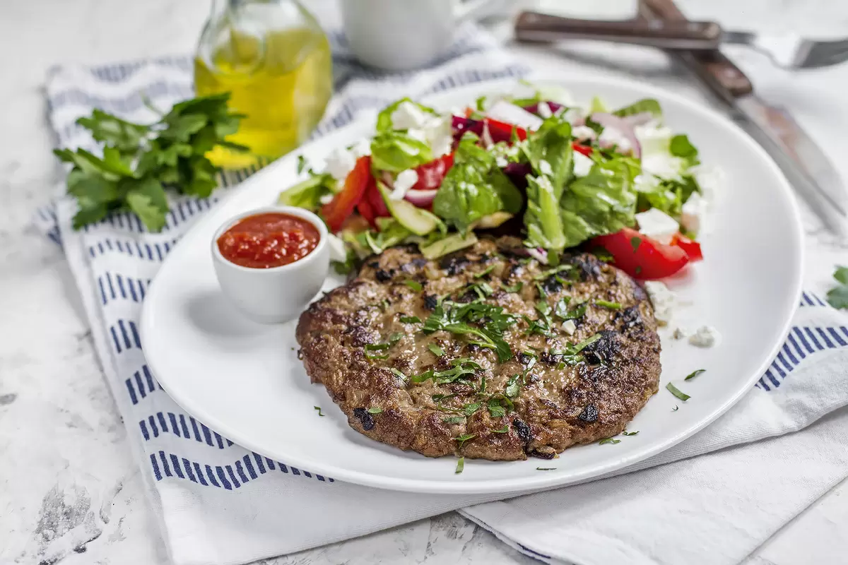 Плескавица и шопский салат: как сочетать традиции сербской кухни