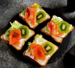 Изысканная закуска: бутерброды с красной рыбой и киви