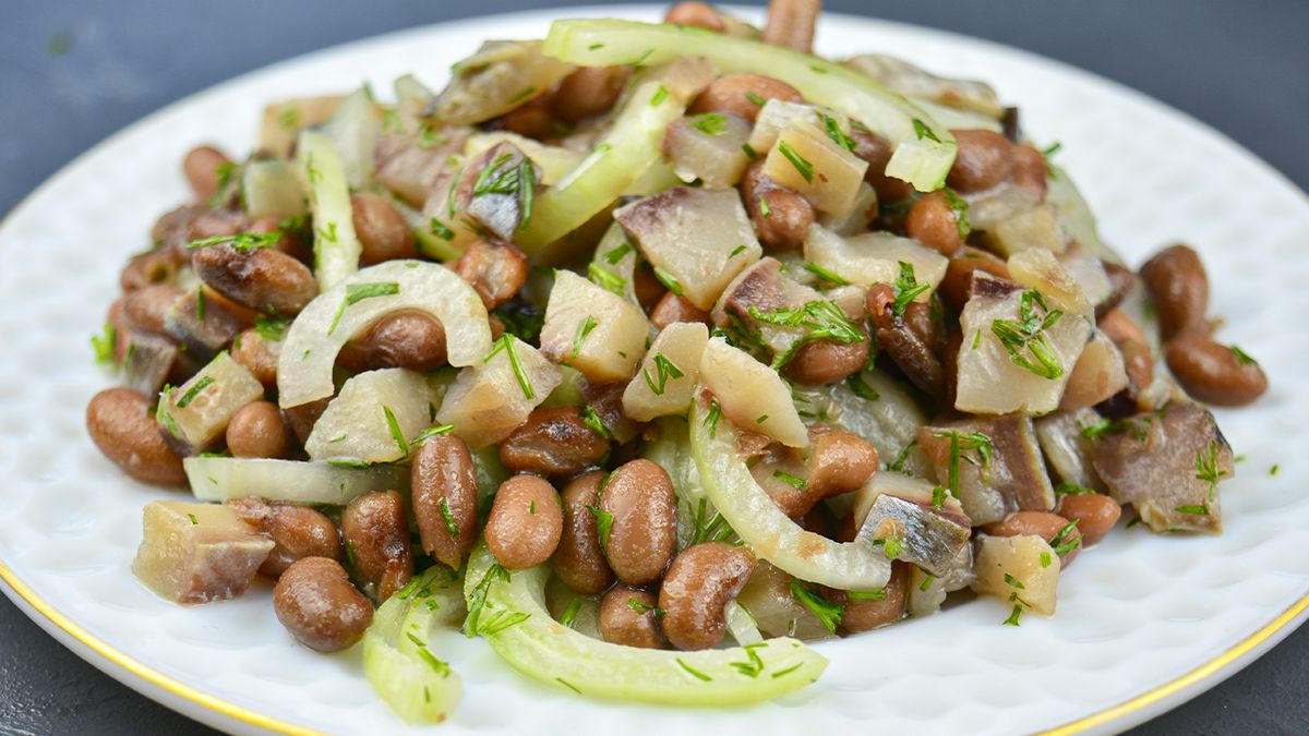 Необычный салат с фасолью и селедкой — простое и вкусное решение для ужина