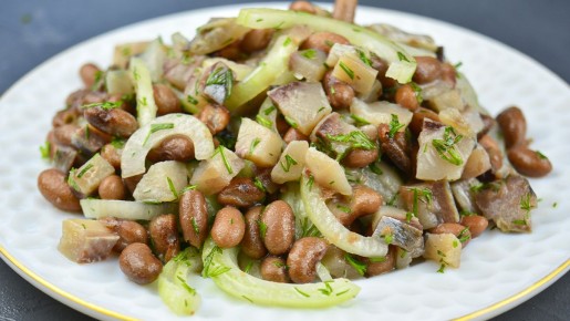 Необычный салат с фасолью и селедкой — простое и вкусное решение для ужина