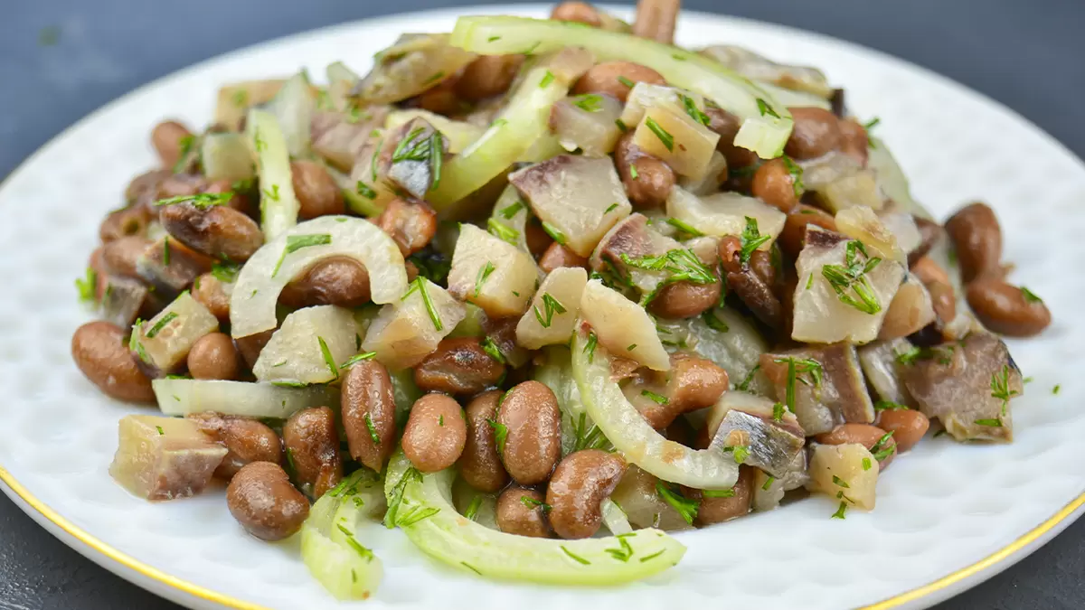 Необычный салат с фасолью и селедкой — простое и вкусное решение для ужина