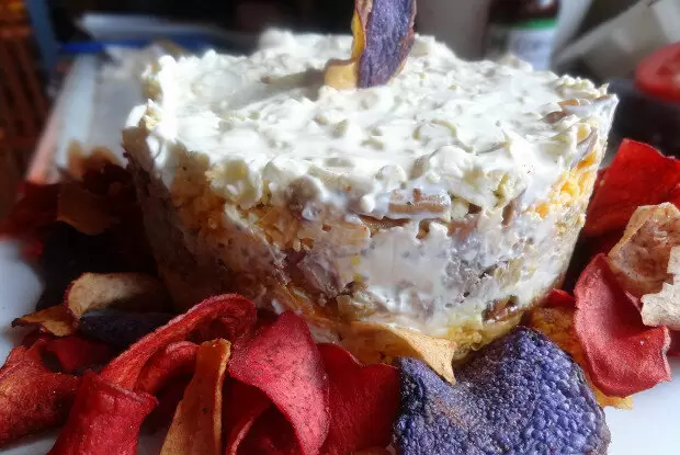 Как приготовить слоеный печеночный салат с опятами: пошаговый рецепт