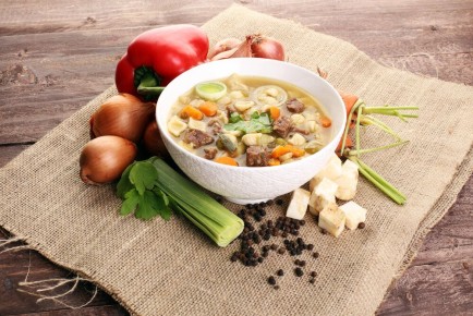 Суп из свиных ребрышек: порадуйте близких согревающим блюдом