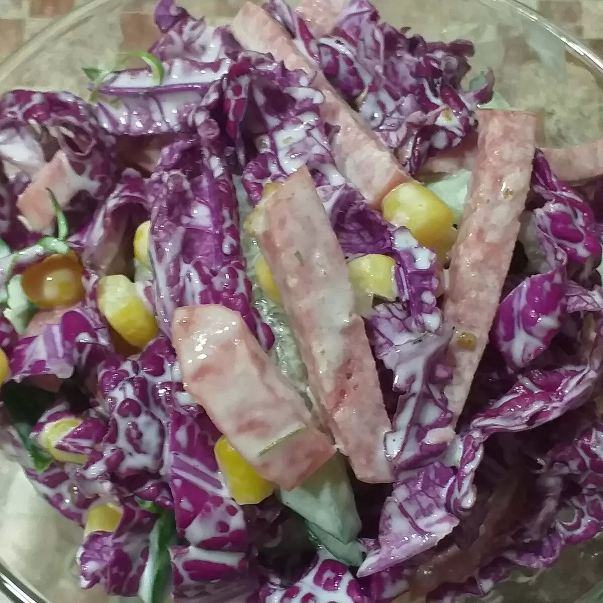 Идеальный салат на скорую руку: Пекинская капуста с колбасой и сухариками