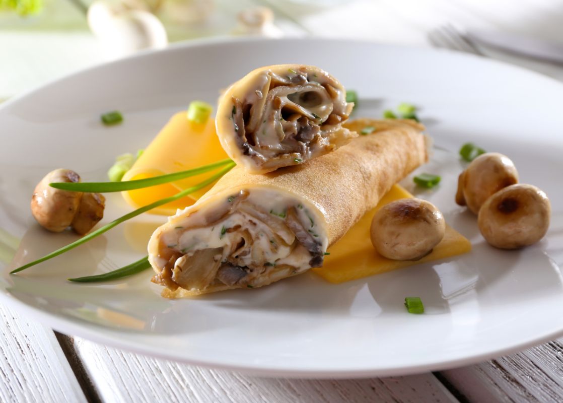 Молочные блинчики с начинкой из грибов, сыра и орехов: праздник вкуса на вашем столе