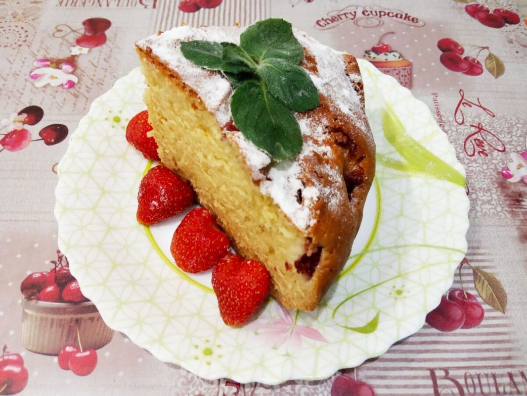 Нежный пирог с клубникой: просто и вкусно на горячем молоке
